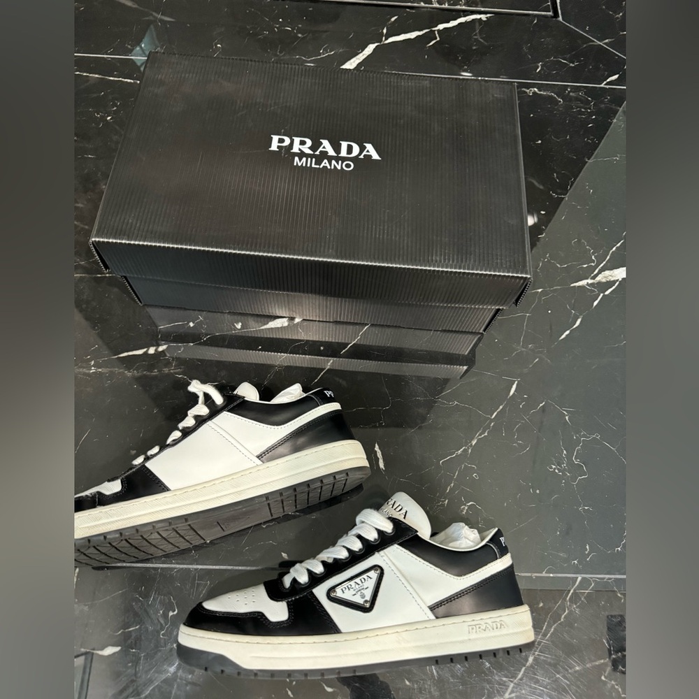 PRADA Downtown perforated leather sneakers
New condition Color red
Size 37 - Picture 4 of 5